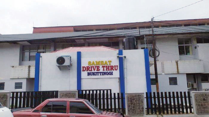 Kota Bukittinggi Resmikan Samsat Drive Thru, Praktis, Mudahkan Warga Bayar Pajak 1 SAMSAT DRIVE THRU— Pemerintah Kota Bukittinggi kini mempermudah masyarakat dalam membayar pajak dengan meresmikan Samsat Drive Thru, Senin (6/1).