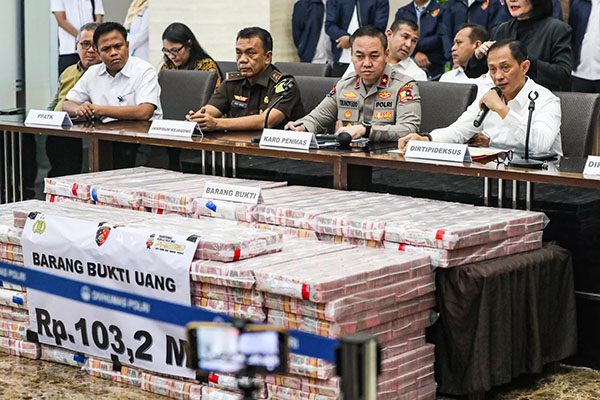 Bareskrim Sita Aset Triunan Rupiah dari Kasus Robot Trading Net89 1 SITA ASET— Dirtipideksus Bareskrim Polri Brigjen Pol Helfi Assegaf (kanan) bersama Karo Penmas Div Humas Polri Brigjen Pol Trunoyudo Wisnu Andiko saat konfrensi pers terkait TPPU dalam kasus penipuan Robot Trading Net89.