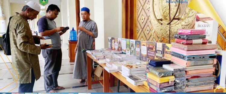 Kisah Irfan Rifai, Berdagang Buku Keliling Negeri Meraih Berkah Ilahi 1 JUALAN BUKU KELILING— Pedagang buku Irfan Rifai sedang melayani pembeli buku yang dijualnya di pelataran Masjid Agung Manarul ‘Ilmi Islamic Centre, Jumat (10/1) pagi.