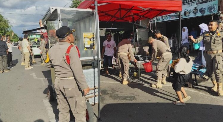 Berjualan Sebelum Jam 4 Sore, Pol PP Tertibkan PKL Jalan Sukarno-Hatta 1 TERTIBKAN— Pol PP Kota Payakumbuh melakukan penertiban terhadap PKL di Jalan Sukarno-Hatta yang berjualan sebelum jam 4 sore.
