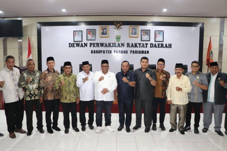 DPRD Padangpariaman Tetapkan Bupati Periode 2025 - 2030 1 FOTO BERSAMA— Bupati Padangpariaman Suhatri Bur bersama Wabup Rahmang dan Bupati Terpilih John Kenedy Aziz didampingi Wakil Bupati Rahmad Hidayat, foto bersama usai sidang paripurna di gedung DPRD.