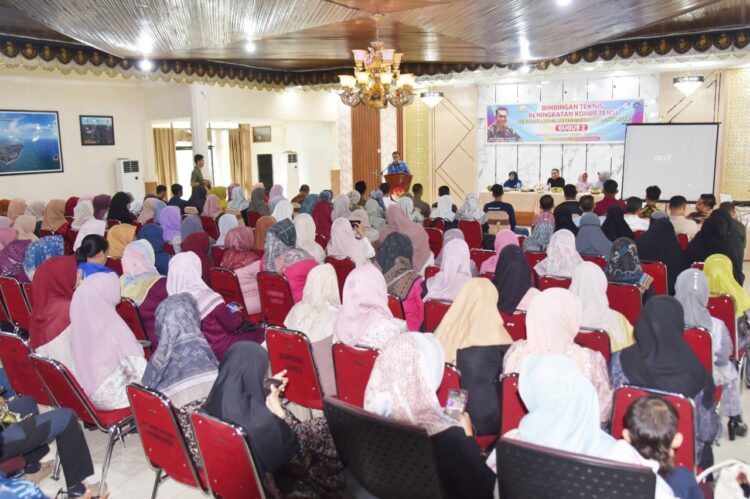 KOMPETENSI GURU— Kepala Dinas Dikpora Pariaman yang diwakili Kabid Pendidikan Dasar (Dikdas)  Eka Putra berikan sambutan saat pembukaan Bimtek Komptensi Guru dan Tenaga Kependidikan.