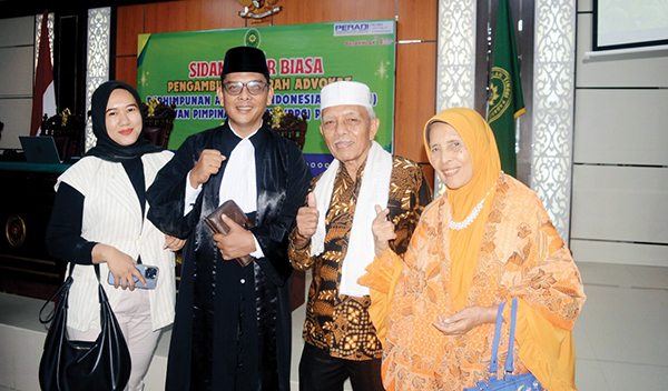 PELANTIKAN ADVOKAT— Budi Syahrial, SH bersama keluarga usai dilantik sebagai advokat oleh Ketua Pengadilan Tinggi Padang, H. Ade Komarudin, di Ruang Sidang Utama Pengadalin Tinggi Padang, Rabu (15/1).