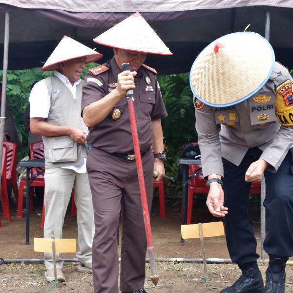 Dukung Ketahanan Pangan, Agam Gelar Penanaman Jagung Serentak Nasional 1 TANAM JAGUNG— Kepala Dinas Pertanian Kabupaten Agam Arief Restu menghadiri penanaman jagung serentak seluas 1 juta hektar yang dipusatkan di Pulai Jorong V Sungai Jaring, Nagari Persiapan Sungai Jaring Lubuk Basung, Selasa (21/1).