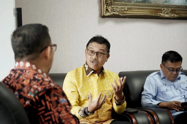 Dorong Pertumbuhan Ekonomi di Wilayah Sumbar bagian Selatan, Bupati Khairunas Bahas Pengembangan Pendakian Gunung Kerinci 1 DIALOG—Bupati Solsel Khairunas, saat berdialog dengan kepala Balai TNKS bahas jalur pendakian gunung kerinci.