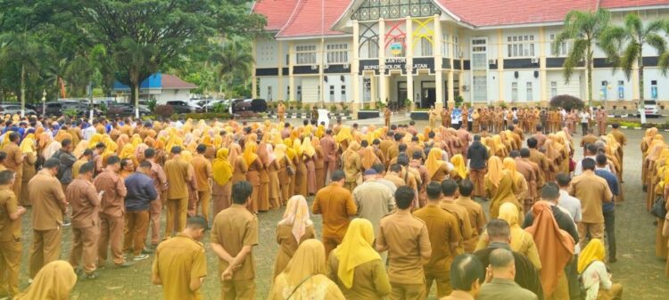 Bupati Khairunas Ingatkan Lagi Percepatan Pekerjaan Fisik 2025 1 APEL GABUNGAN ASN— Bupati Solok Selatan H. Khairunas memberikan arahan saat apel gabungan pegawai di halaman kantor bupati, Senin (20/1).