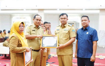 Bupati Serahkan Penghargaan Pengawasan Kearsipan Internal