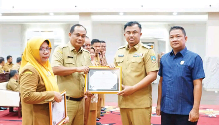 Bupati Sutan Riska Serahkan Penghargaan Pengawasan Kearsipan Internal