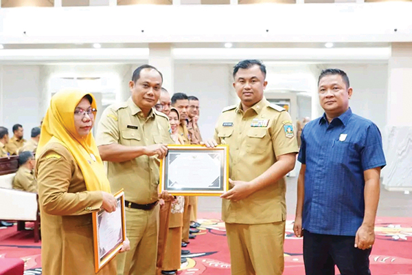 Bupati Sutan Riska Serahkan Penghargaan Pengawasan Kearsipan Internal 1 PENGHARGAAN— Bupati Dharmasraya, Sutan Riska Tuanku Kerajaan memberikan penghargaan kepada Kepala Dinas Pertanian Darisman di lapangan Kantor Bupati Dharmasraya, Senin (30/12).