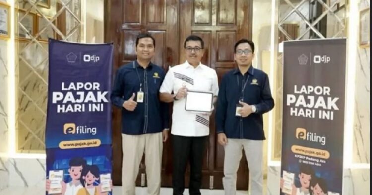 Bupati Solok Selatan Laporkan SPT Tahunan 1 FOTO BERSAMA— Bupati Solok Selatan Khairunas foto bersama dengan petugas pajak setelah melaporkan SPT tahunan