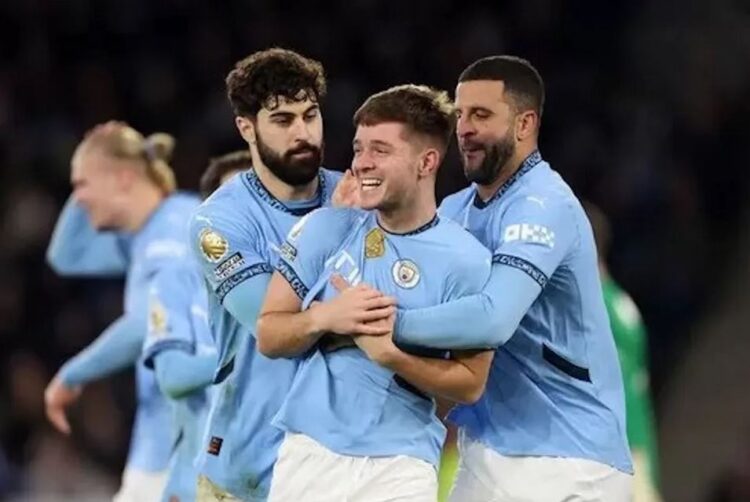 City Menggila, Pecah Rekor Berusia Hampir 1 Abad 1 PELUKAN— Gelandang Man City James McAtee (tengah) mendapat pelukan usai mencetak gol.