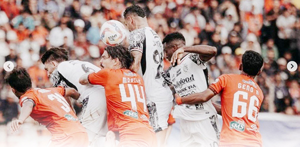 Semen Padang Terpuruk di Kandang, Dibantai Bali United 1-5 1 DUEL— Duel pemain Semen Padang VS Bali United pada pekan ke-19 BRI Liga 1 2024/2025, Senin (20/1) di Stadion H. Agus Salim Padang.