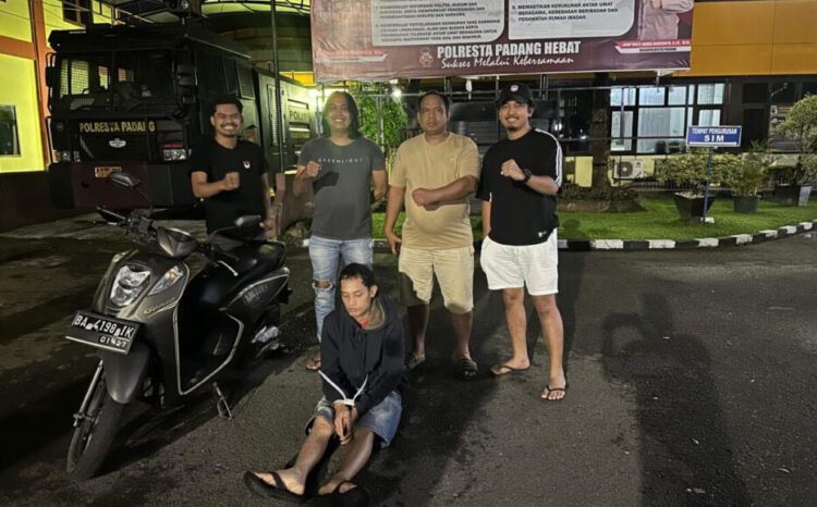 Bobol Rumah, Herman Salakkopa Embat Motor 1 CURI MOTOR— Pelaku Herman Salakkopa (29) yang
terlibat kasus pencurian sepeda motor ditangkap
Tim Klewang Polresta Padang.