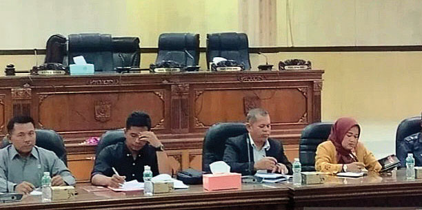 AUDIENSI— Komisi II Bidang Perekonomian dan Keuangan DPRD Kabupaten Agam, melakukan audiensi dengan petani dan instansi terkait untuk membahas keresahan petani terkait program pengurangan keramba jaring apung di Danau Maninjau, dalam mengatasi 
pencemaran danau vulkanik itu.