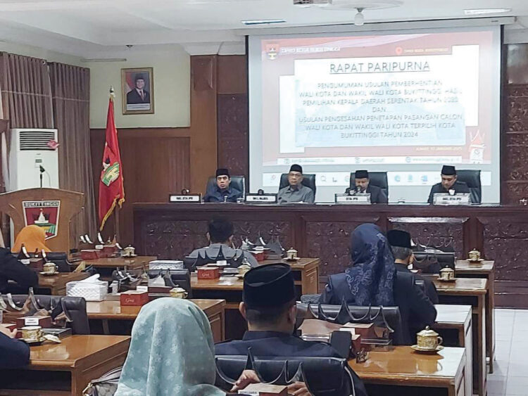 RAPAT PARIPURNA— DPRD Kota Bukittinggi menggelar rapat paripurna pengumuman usulan pemberhentian Wako-Wawako hasil Pilkada 2020 dan usulan pengesahan penetapan pasangan Wako-Wawako terpilih tahun 2024, di Gedung DPRD Bukittinggi, Jumat (17/1).