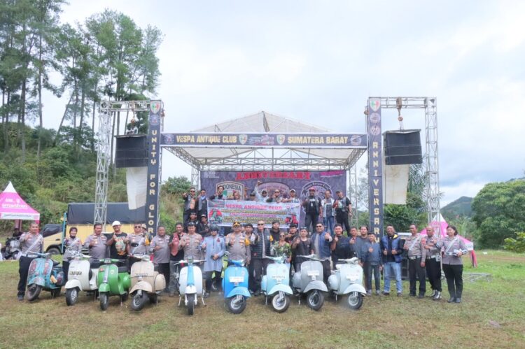 Didaulat Menjadi Anggota Kehormatan VAC Indonesia, Kapolres Payakumbuh Sampaikan Pesan Kamtibmas 1 PERINGATAN ANNIVERSARY VAC—Kapolres Payakumbuh AKBP Ricky Ricardo didampingi Wakapolres AKBP Russirwan dan Sekdako Rida Ananda dalam acara Anniversary Vespa Antique Club (VAC).