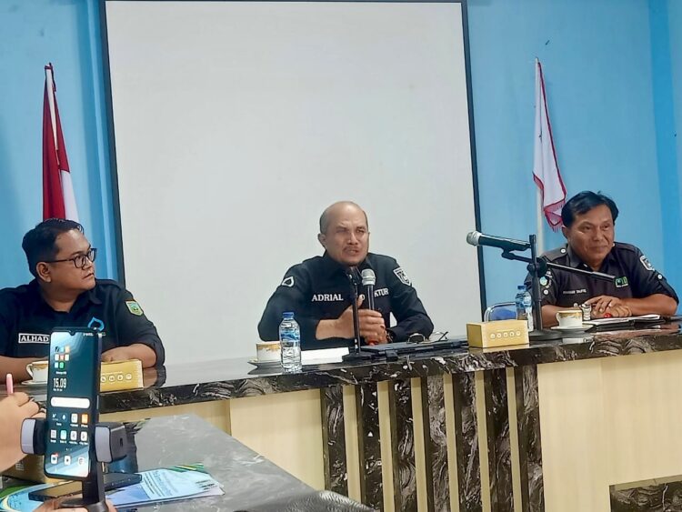 Rehabilitasi Infrastruktur PDAM Padangpanjang Dikebut, Direktur Adrial Bakar: Turunkan Tim Teknisi Pastikan Mesin Beroperasi 1 KETERANGAN—Direktur PDAM Kota Padangpanjang Adrial Bakar Saat memberikan keterangan pers di Kantor PDAM Kota Padangpanjang.