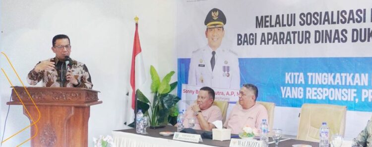 Tingkatkan Kapasitas Personel, Disdukcapil Gelar Sosialisasi Pendaftaran Kependudukan 1 PENDAFTARAN KEPENDUDUKAN— Pj Wali Kota Padang Panjang Sonny Budaya Putra, memberikan sambutan pada acara Sosialisasi Pendaftaran Kependudukan.