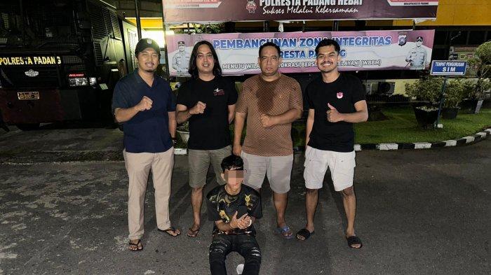 Jadi Penadah Hp Curian, Nopen Diciduk Tim Klewang, Pelaku Ngaku Membelinya Rp 500 Ribu 1 PENADAH— Pelaku Nopen (23) ditangkap Tim Klewang Polresta Padang gegara nekat membeli Hp hasil curian.