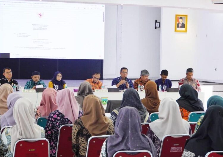 Warga Didorong Lakukan Gerakan Pengelolaan Sampah dan Pembenahan Fasum 1 SAMBUTAN—Pj Wali Kota Sonny Budaya Putra, memberikan sambutan saat Rapat Teknis Penyusunan LPPD, LKPJ, SPM dan RLPPD Kota Padang Panjang 2024, Kamis (23/1)