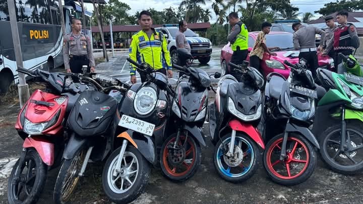 Enam Unit Kendaraan Roda Dua dan Satu Mobil Diamankan 1 MOTOR BALAP LIAR— Tim Satlantas Polres Sawahlunto mengamankan barang bukti sebanyak 6 unit kendaraan dalam aksi balap liar.