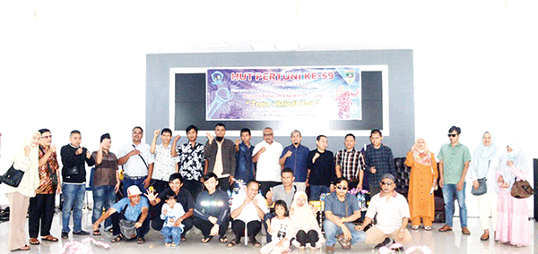 HUT PERTUNI— Ketua DPRD Kota Padang Muharlion, Ketua Komisi Informasi Sumatera Barat Musfi Yendra, berfoto bersama dengan pengurus dan anggota Pertuni Kota Padang, saat peringatan HUT Pertuni ke-59, di gedung DPRD Padang.