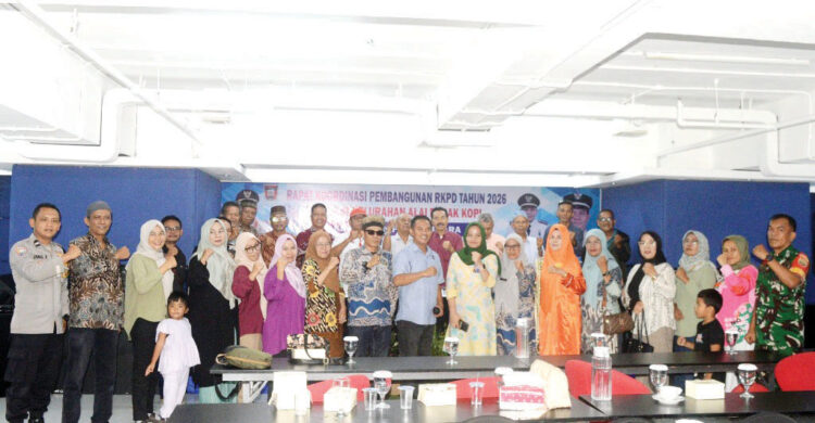 Rakorbang Alai Parak Kopi, Yosrizal Effendi: Sulit Mensetarakan Pembangunan Setiap Kelurahan 1 RAKORBANG KELURAHAN— Lurah Alai Parak Kopi Afrimen, Ketua LPM Kelurahan Alai Parak Kopi Heri Setiawan berfoto bersama saat Rakorbang RKPD tahun 2026 Kelurahan Alai Parak Kopi, Kamis (23/1).