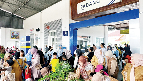 Berlaku 1 Februari 2025, Frekuensi Perjalanan Kereta Api Pariaman-Padang Bertambah 1 PENAMBAHAN FREKUENSI PERJALANAN— PT KAI (Persero) Divre II Sumbar menambah frekuensi perjalanan dan mengubah jadwal kereta api per 1 Februari 2025.