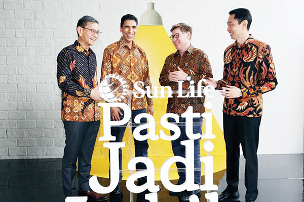 Fundamental Ekonomi RI Menguat, Sun Life Bidik Pertumbuhan Dobel di 2025 1 BINCANG EKONOMI— President Emerging Market Sun Life Asia Randy Lianggara (kanan), President/CEO Sun Life Financial Global Kevin Strain (dua kanan), President Sun Life Asia Manjit Sigh (dua kiri), dan President Sun Life Indonesia Teck Seng Ho berbincang-bincang di depan depan logo “Pasti Jadi Lebih” di Lobi Menara Sun Life, Mega Kuningan, Jakarta, Kamis (16/1).