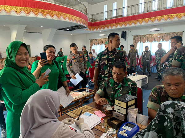 DONOR DARAH—Mmemperingati Hari Ulang Tahun (HUT) Korem 032/Wirabraja ke-40 dan HUT Persit ke-79, digelar kegiatan donor darah massal di Aula Kantor Bupati Pasaman Barat (Pasbar), Kamis (16/1).