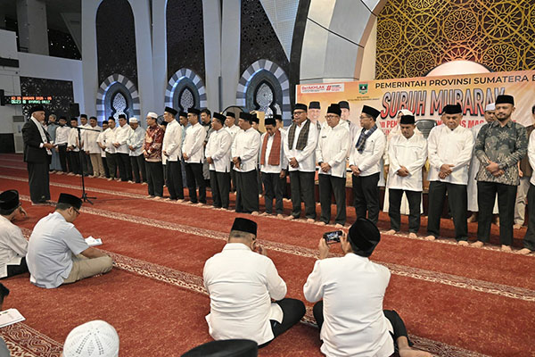 Gubernur Sumbar Mahyeldi, Kukuhkan Pengurus Baru Masjid Raya Syech Ahmad Khatib Al Minangkabawi Periode 2024-2027 1 KUKUHKAN—Gubernur Mahyeldi Ansharullah saat mengukuhkan pengurus baru Masjid Raya Syech Ahmad Khatib Al Minangkabawi periode 2024-2027, di Padang, Minggu (5/1).