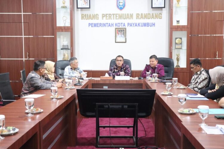 Pemko Dukung Rencana Unand, Buka Program Studi Baru di Payakumbuh 1 PERTEMUAN—Hadir dalam pertemuan tersebut Plt. Asisten II Bidang Ekonomi dan Pembangunan Wal Asri, Kepala Bappeda Yasrizal, Staf A