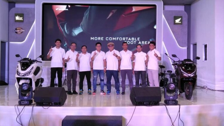 Honda Hayati Resmi Kenalkan New Honda PCX160, Semakin Mewah dengan Fitur Canggih 1 LAUNCHING— Jajaran Manajemen PT Hayati Pratama Mandiri, resmi memperkenalkan New Honda PCX160 untuk konsumen setianya di Sumbar, Sabtu (11/1) di Gedung Padang Youth Center.