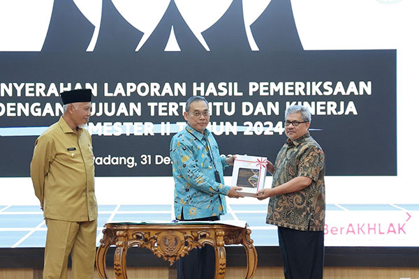 PENYERAHAN LHP--Gubernur Sumbar Mahyeldi bersama Ketua DPRD Sumbar Muhidi menghadiri penyerahan Laporan Hasil Pemeriksaan (LHP) dengan Tujuan Tertentu dan Kinerja Semester II Tahun 2024.