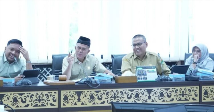 Komisi II DPRD Sumbar Minta Mitra Tetap Kerja Optimal 1 RAPAT KERJA--Komisi II DPRD Provinsi Sumbar saat rapat evaluasi bersama mitra kerja.