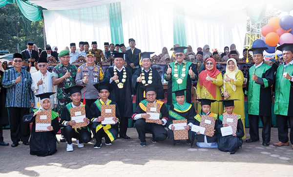 1.745 Penghafal Al Quran Diwisuda, Andree Algamar: Semoga Kota Padang Terhindar dari Bencana 1 WISUDA TAHFIZ AKBAR— Pj Wako Andree Algamar, Kepala Kanwil Kemenag Padang Edy Oktaviandy, Kapolresta Kombes Pol Ferry Harahap, menghadiri Wisuda Tahfidz Akbar yang diselenggarakan Kemenag Kota Padang, di RTH Imam Bonjol, Selasa (14/1).