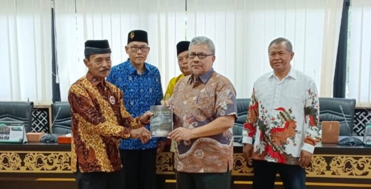 FKP Sumbar Audiensi dengan Ketua DPRD Sumbar, Wujudkan Sumbar yang Lebih Harmonis 1 audiensi--Ketua DPRD Sumatera Barat, Muhidi, menerima audiensi Forum Pembauran Kebangsaan (FPK) Sumbar dengan semangat kebersamaan.