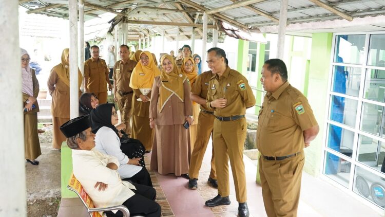 Pemkab Solok Berikan Perhatian Khusus, Pelototi Pelayanan RSUD Arosuka 1 SIDAK— Sekda Kabupaten Solok Medison saat melakukan sidak di RSUD Arosuka.