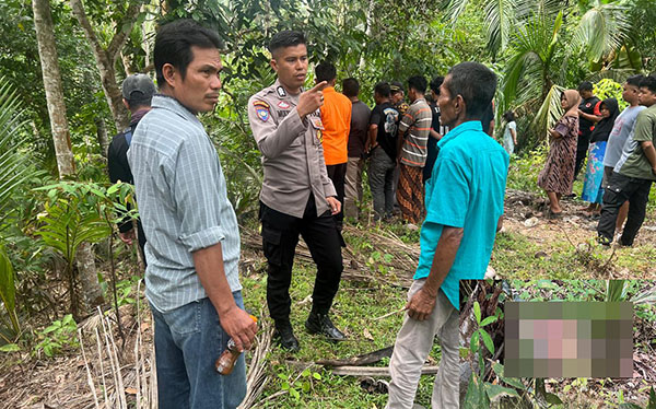 3 Hari Tak Pulang, Tomi Jefisa Ditemukan Tewas Membusuk di Kebun 1 TEWAS MEMBUSUK— Kondisi korban Tomi Jefisa (36) yang ditemukan tewas membusuk di kebun warga di Nagari Kuranji Hilir, Kecamatan Sungai Limau, Kabupaten Padangpariaman.