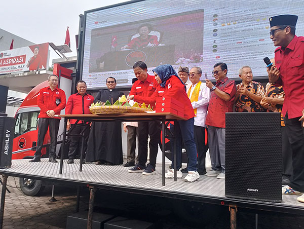 Dihadiri Tokoh Lintas Agama, Anak Panti dan Fakir Miskin, HUT PDI Perjuangan ke-52 Dirayakan Penuh Kesederhanaan 1 Potongan tumpeng--Ketua DPC PDI Perjuangan Kota Padang Albert Hendra Lukman, melakukan pemotongan tumpeng di HUT PDI Perjuangan ke-52 Tahun.