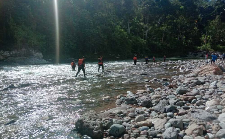 Mertua dan Menantu Hilang di Batang Kambang, Hanyut saat Menyeberangi Sungai, Pencarian Hari Kedua masih Nihil 1 PENCARIAN— Tim SAR gabungan melakukan pencarian terhadap kedua warga yang hilang di Sungai Batang Kambang, Kampung Pasia Lawe, Nagari Kambang Utara, Kecamatan Lengayang.