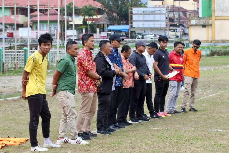 PSPP Padangpanjang Siap Bertarung Di Liga 4, Suprianto Dipercaya Sebagai Head Coach 1 TINJAU— Pelatih Kepala, Suprianto bersama PJ Wako Kota Padangpanjang Sonny Budaya Putra beserta Pengurus dan Tim Manajemen PSPP saat meninjau persiapan tim jelang bergulirnya Liga 4.