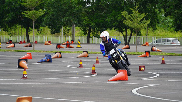 LATIHAN-Instruktur Safety Riding Honda mengikuti latihan intensif dilakukan di AHM Safety Riding Park, Deltamas, Cikarang, Jawa Barat.