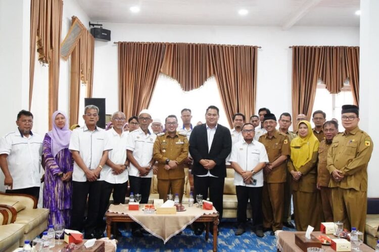 Jajaki Kerjasama, Rombongan Kementerian Pendidikan Johor Malaysia Kunjungi Tanahadatar 1 KUNJUNGI INDOJALITO — Rombongan Kementerian Pendidikan Johor Malaysia foto bersama dengan Bupati Tanahdatar Eka Putra, di Indo Jalito.