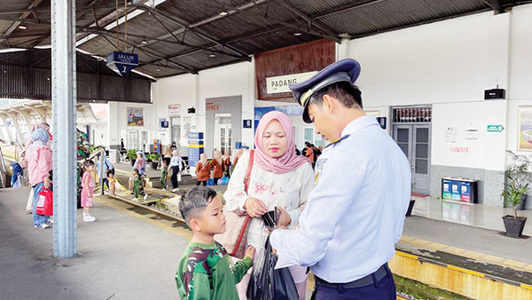 Meningkat 6 Persen, KAI Divre II Sumbar Layani 1,8 Juta Penumpang Selama 2024 1 KENAIKAN PENUMPANG— Selama 2024, PT KAI Divre II Sumbar melayani 1.816.259 penumpang, meningkat 6% dibanding periode 2023 yaitu sebanyak 1.714.859 penumpang.