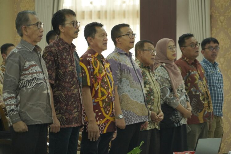 Sepakat Kerja Sama, Pemkab Solsel Bakal Terima Mahasiswa KKN dan USR Universitas Baiturrahmah 1 KERJA SAMA— Pemkab Solsel dan Universitas Baiturrahmah sepakat untuk melakukan kerja sama beberapa bidang, termasuk bidang pengabdian masyarakat. Kerja sama ini akan menjadikan Solok Selatan sebagai lokasi KKN dan University Social Responsibility (USR), Kamis (23/1).