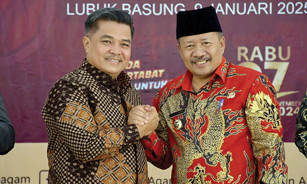 KPU Agam Tetapkan Benni-Iqbal sebagai Bupati-Wakil Bupati Terpilih Pilkada 2024 1 BERI SELAMAT— Bupati Agam Andri Warman memberikan selamat kepada Bupati terpilih Pilkada 2024, Benni Warlis usai diumumkan secara resmi oleh KPU Agam dalam rapat pleno, Kamis (9/1).