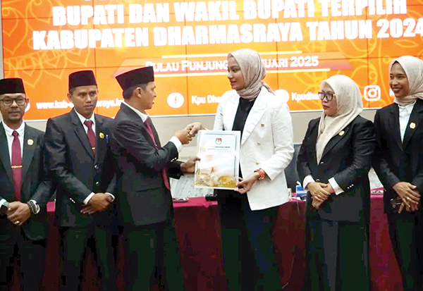 KPU Serahkan SK Penetapan, Annisa-Leli Resmi jadi Bupati dan Wakil Bupati Dharmasraya 1 PENYERAHAN SK— Komisioner KPU Dharmasraya menyerahkan SK penetapan paslon terpilih Bupati dan Wakil Bupati hasil Pilkada serentak tahun 2024, kepada Bupati terpilih, Annisa Suci Ramadhani usai rapat pleno terbuka yang digelar Kamis ( 9/1).
