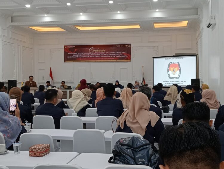 KPU Gelar Evaluasi Pemilihan Serentak Nasional 1 BUKA—
Ketua KPU Kota Sawahlunto Hamdani saat membuka kegiatan evaluasi pemilihan kepala daerah serentak nasional.