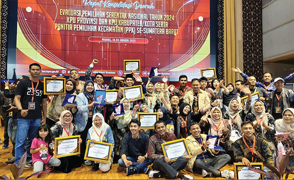 Rapat Konsolidasi Daerah, KPU Kabupaten Agam Boyong 6 Penghargaan 1 KPU Kabupaten Agam Boyong 6 Penghargaan Pilkada Serentak 2024